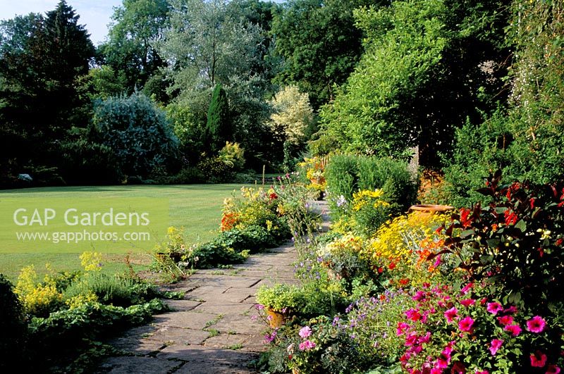 Country garden with mixed borders, lawn and patio
The Malthouse in Goucestershire