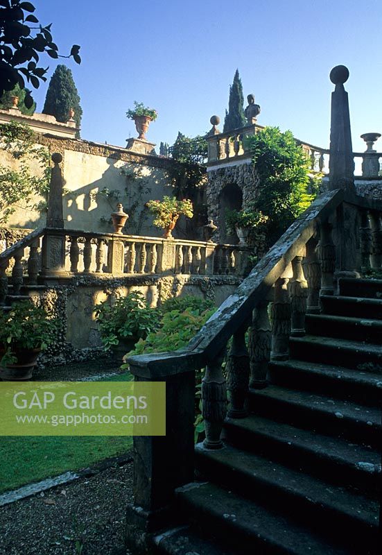Formal Italianate garden with steps and ballustrading - Villa Gamberaia