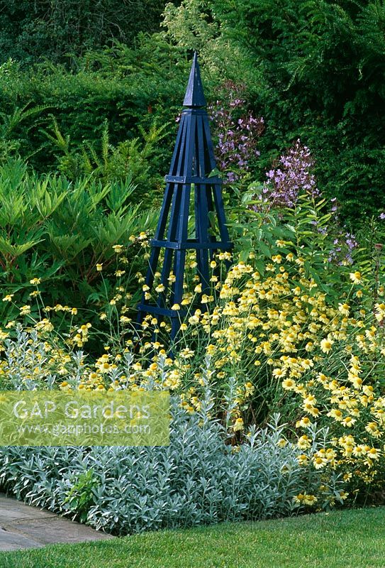 Blue tripod surrounded by Anthemis tinctoria 'E C Buxton' and Artemisia ludoviciana 'Velerie Finnis' - Arrow Cottage, Herefordshire