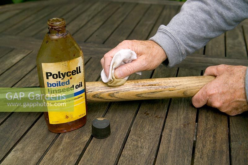 Cleaning and protecting a spade handle with linseed oil