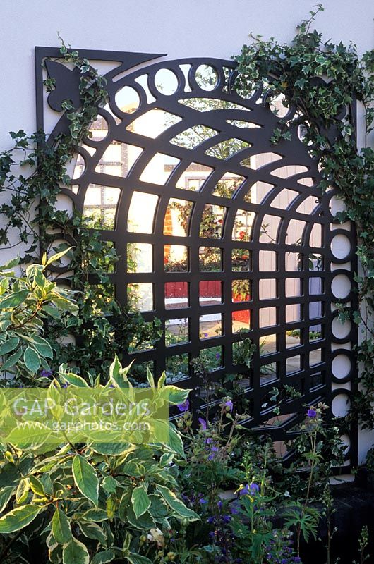 Trompe l'oeil mirror behind trellis - Hampton Court FS 