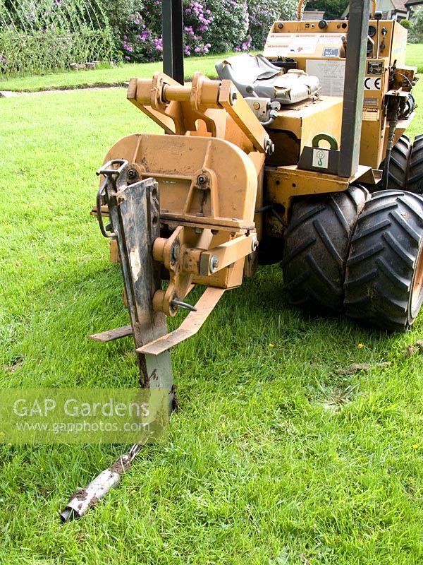 Equipment for laying irrigation pipes without digging trenches