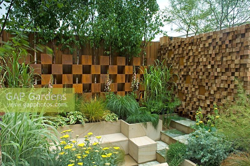 Chequered screens with trees and seating area - The Pemberton Greenish Recess Garden, RHS Chelsea Flower Show 2008