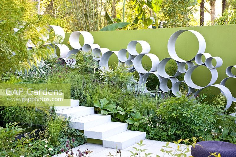 Scuptural wall and seating area - Cancer Research, RHS Chelsea Flower Show 2008 