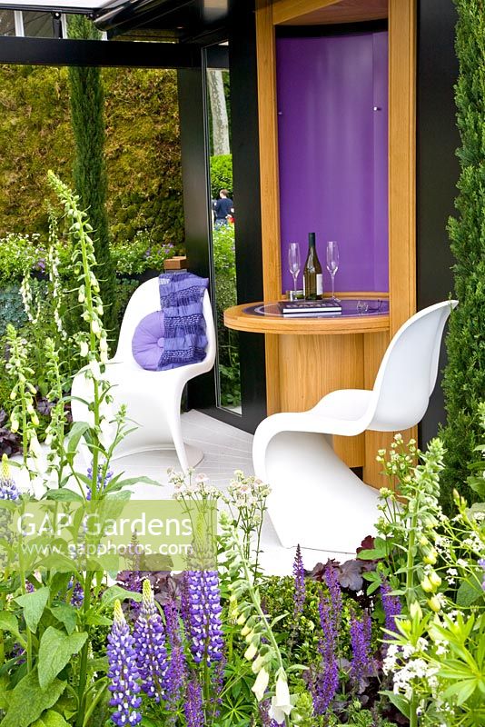 Outdoor seating - RHS Chelsea Flower Show 2008 - Barry Mayled The Sky at Night garden Design - Barry Mayled