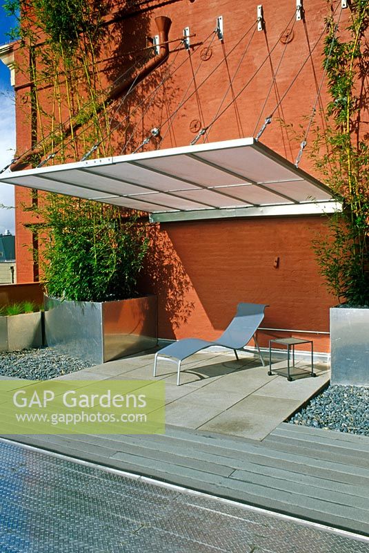 Contemporary roof garden with sun lounger - San Francisco, California, USA
