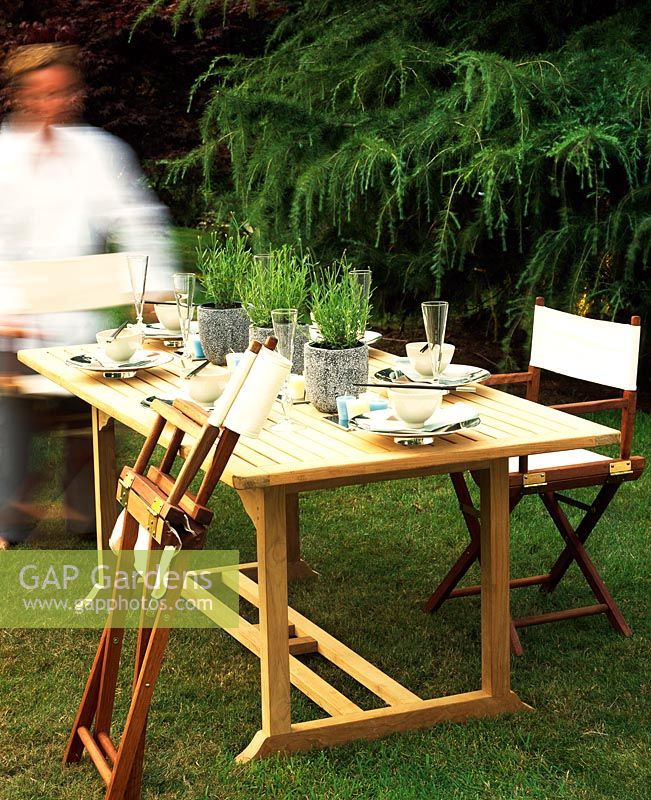 Preparing a table for eating outside
