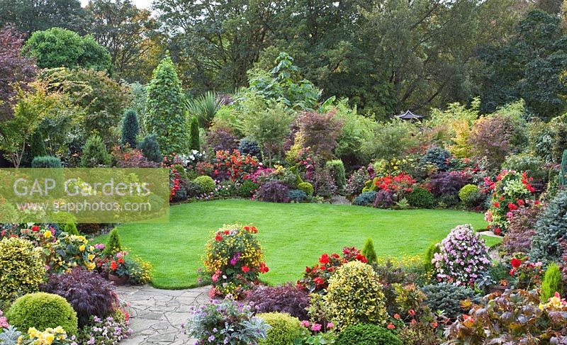 GAP Gardens - Shaped lawn, borders of mature shrubs and ...
