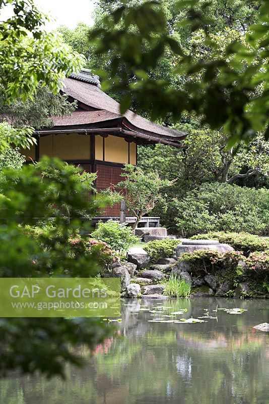 Hyoshintei tea pavilion and pond - Isuien Gardens, Nara, Japan