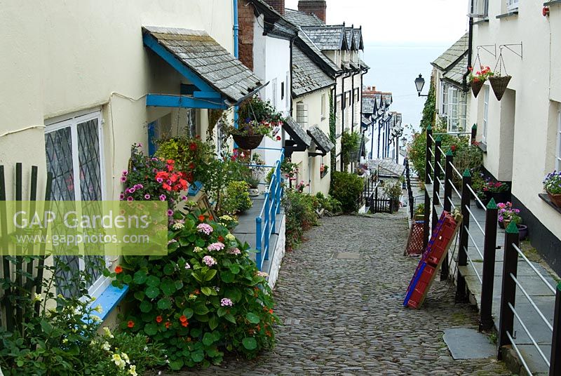 Clovelly's steep cobbled street leads down to a picturesque harbour. Clovelly Court, Bideford, Devon, UK