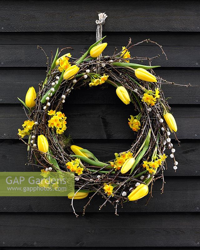 Spring wreath made with tulips and daffodils 