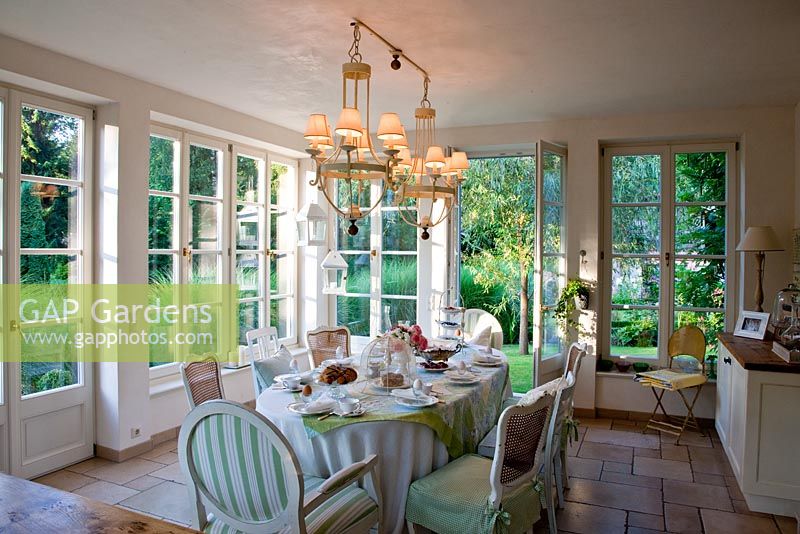 The bright dining room is situated in an annexe building - Handbag Garde, Freising, Germany 
 