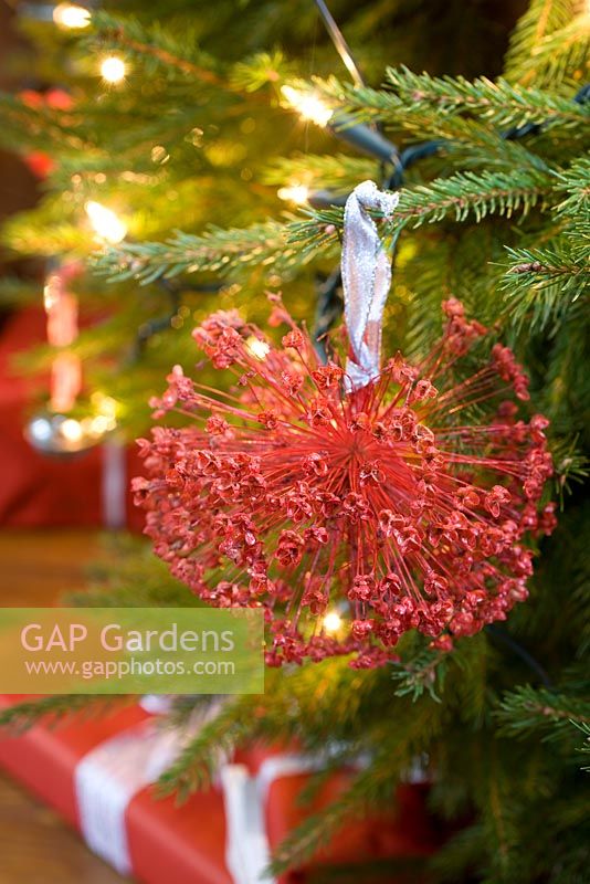 Making homemade Christmas tree decorations with sprayed seedheads - The finished decoration