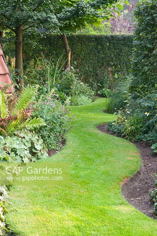 Curved lawn path
