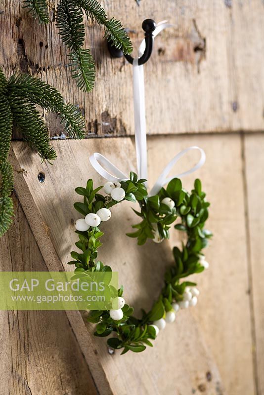 Step-by-step - Heart shaped decoration made using snowberries and buxus 