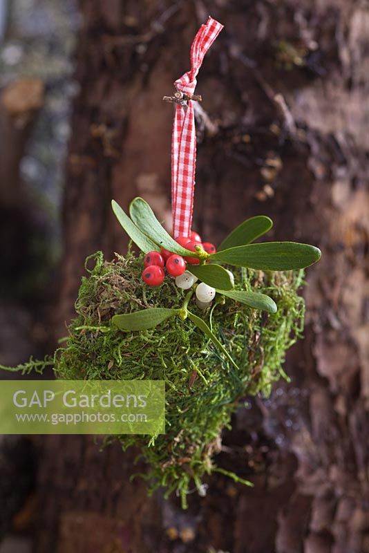 Step-by-step - moss covered heart Christmas decoration