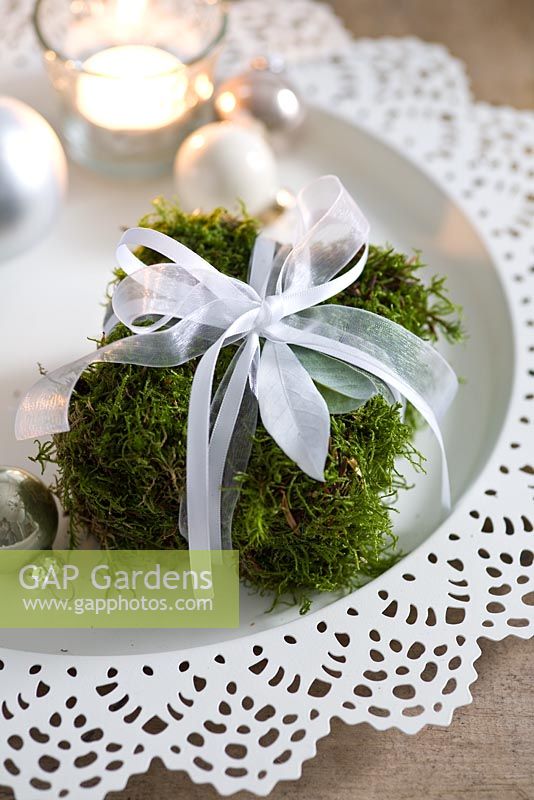 Step-by-step - Moss parcel Christmas table decoration