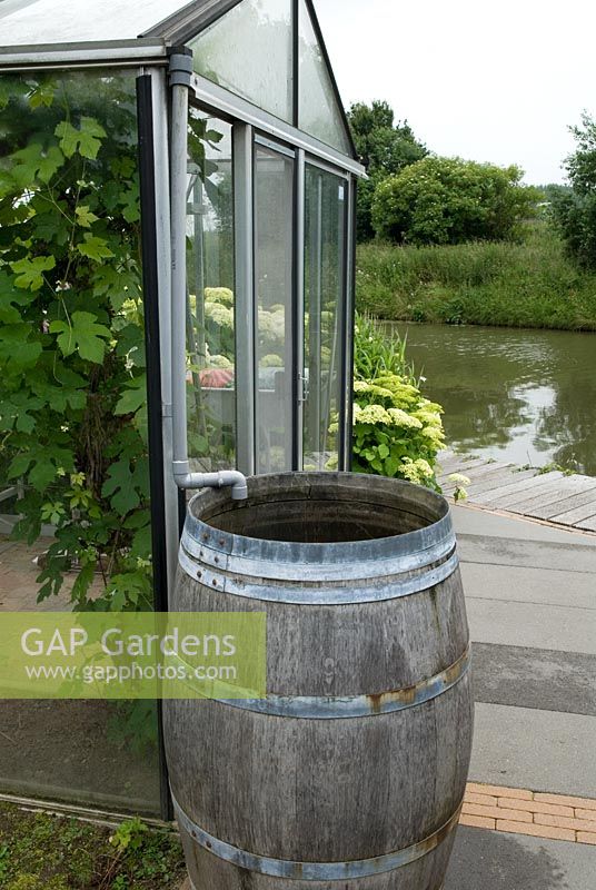 Wooden barrel for the collection of rainwater from an aluminium greenhouse - De Tuinen van Appeltern, Holland