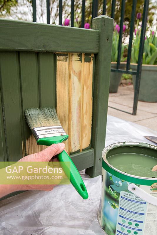 Step by Step - Painting garden furniture