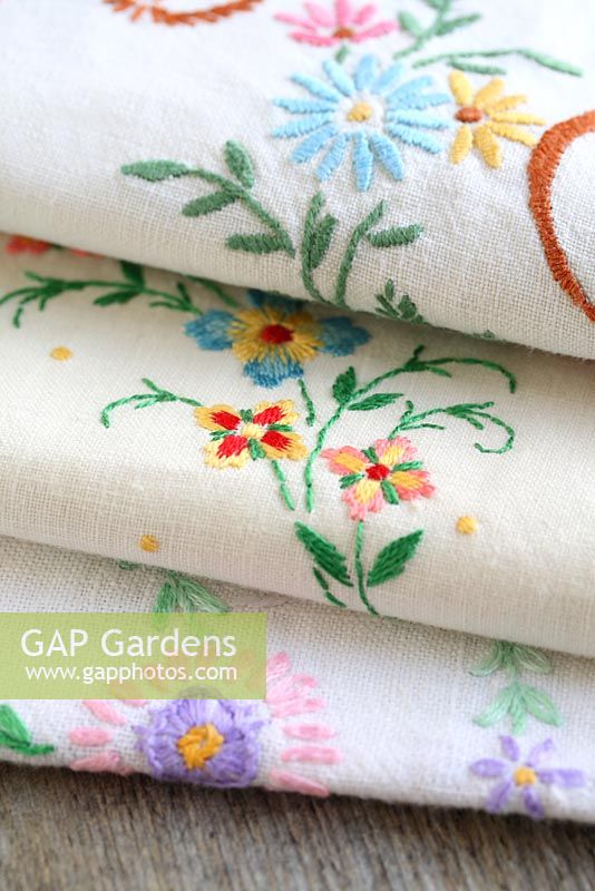 Step by step of making garden bunting with vintage linens and buttons - A selection of embroidered linens