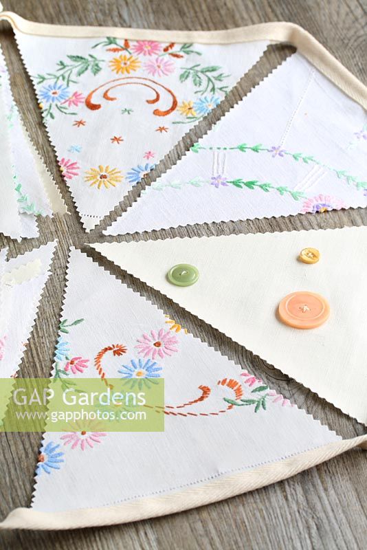 Step by step of making garden bunting with vintage linens and buttons - Detail of the finished bunting