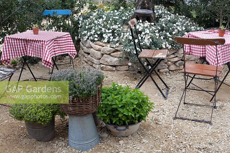 Cafe style furniture in Reposer Vos Roues (Rest Your Wheels) Garden