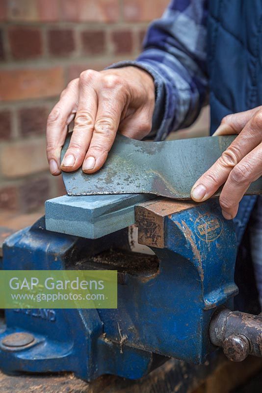 Sharpen your lawn mower blade on the lubricated sharpening stone