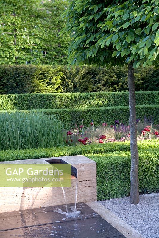 Contemporary water feature, box hedging. The Laurent-Perrier Garden. Design: Luciano Giubbilei, Gold Medal winner, Chelsea 2009

