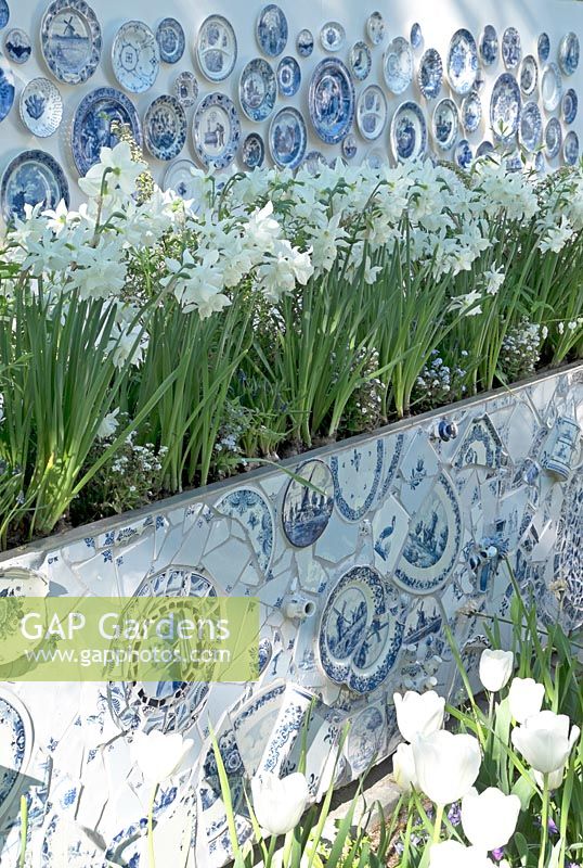 Flowerbox filled with white Narcissus and decorated with broken Delfts Blue ceramics in the Inspiration garden: Delfts Blue.