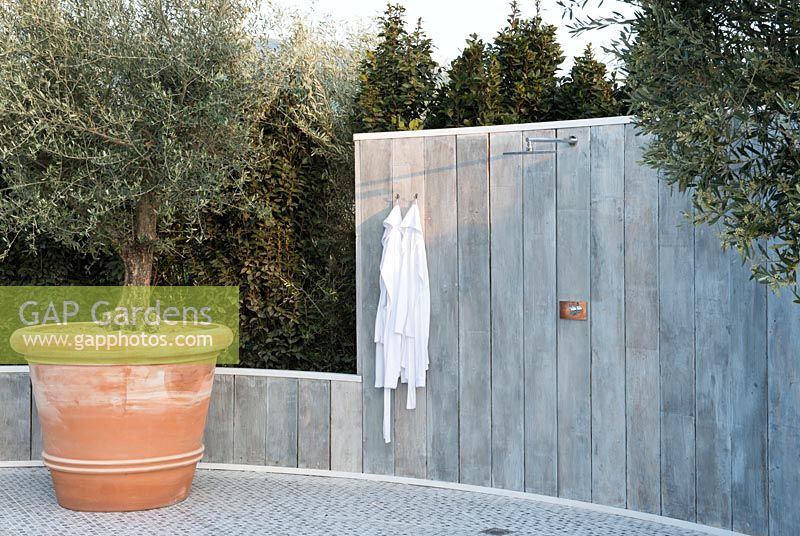 Outdoor shower with Olive tree in terracotta planter - The Retreat, RHS Malvern Spring Festival 2017 - Design: Villaggio Verde