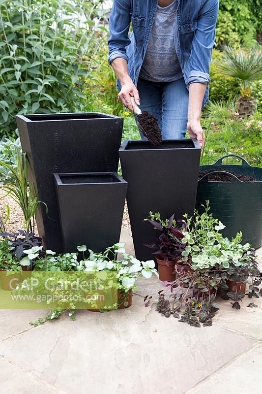 Filling containers with compost