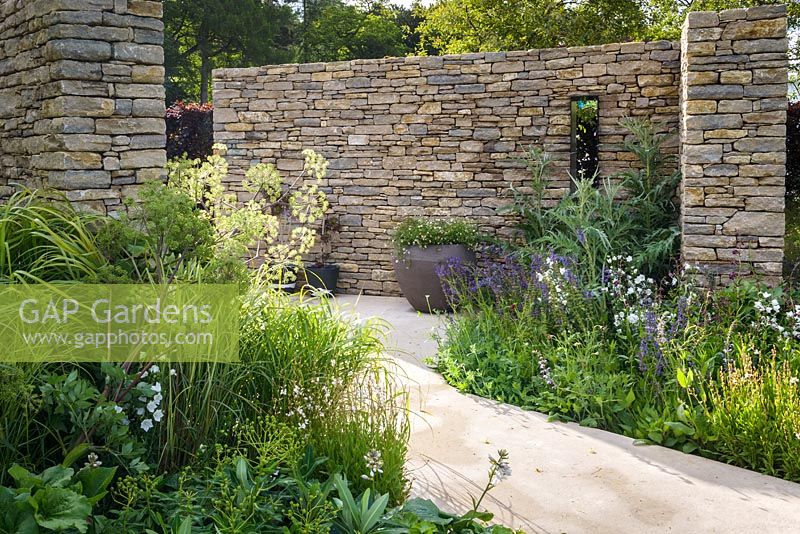 Walled garden with perennials and grasses - The Brewin Dolphin Garden - RHS Chatsworth Flower Show 2017 - Designer: Jo Thompson - Best Free Form Garden