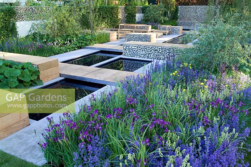The Savills Garden Design by Marcus Barnett Philip Nixon RHS Chelsea Flower Show 2007