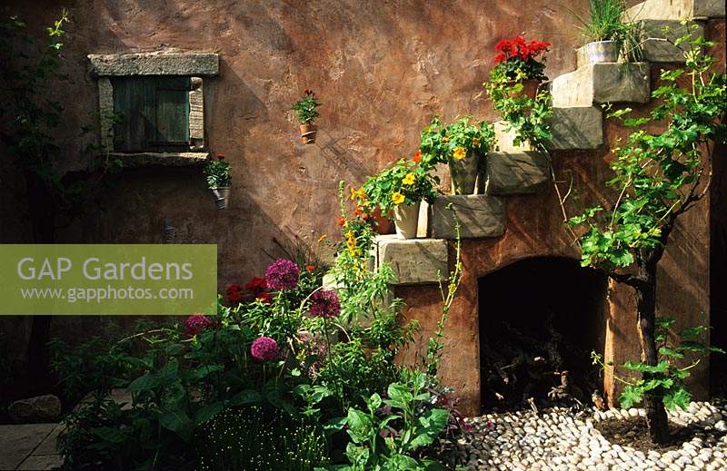 Chelsea FS 1997 Design Fiona Lawrenson Mediterranean garden with terra cotta colour washed wall
