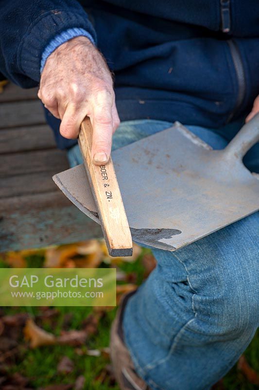 Sharpening a spade using a tool sharpener and oil