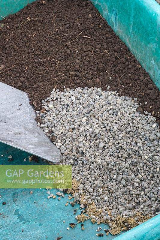 Mixing soil and grit to fill containers for aquatic plants 