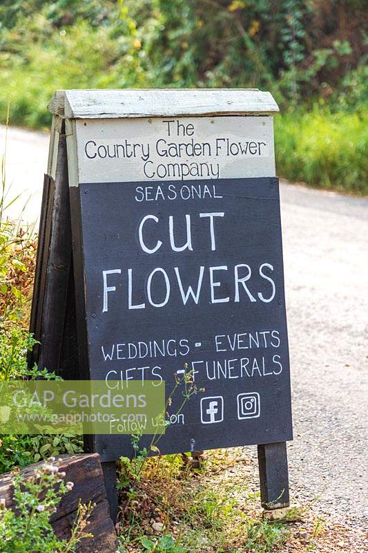 Blackboard sign for The Country Garden Flower Company 