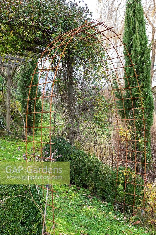 Finished rose arbour - Step by step How to make a rose arbour from wire mesh steel rebar.