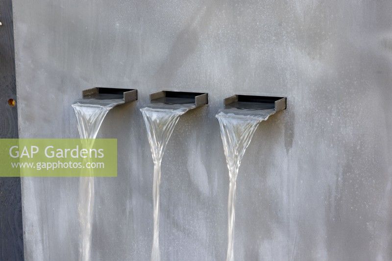 Contemporary water feature with three spouts