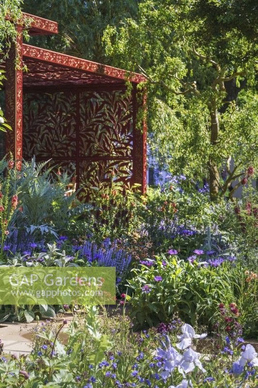 Decorative screen William Morris, RHS Chelsea Flower Show 2022 designer Ruth Willmott, country garden with naturalistic planting
