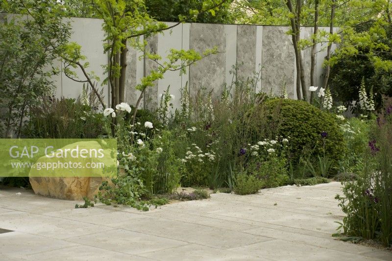 RHS Chelsea Flower Show 2023 - Border  featuring perennial planting - Memoria  and  GreenAcres Transcendence Garden designed by Gavin McWilliam and Andrew Wilson Silver-gilt