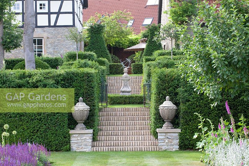 Formal garden with hedges, yew 