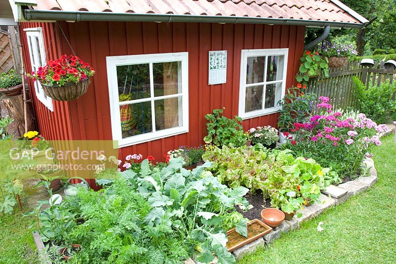 Garden house with vegetable patch 