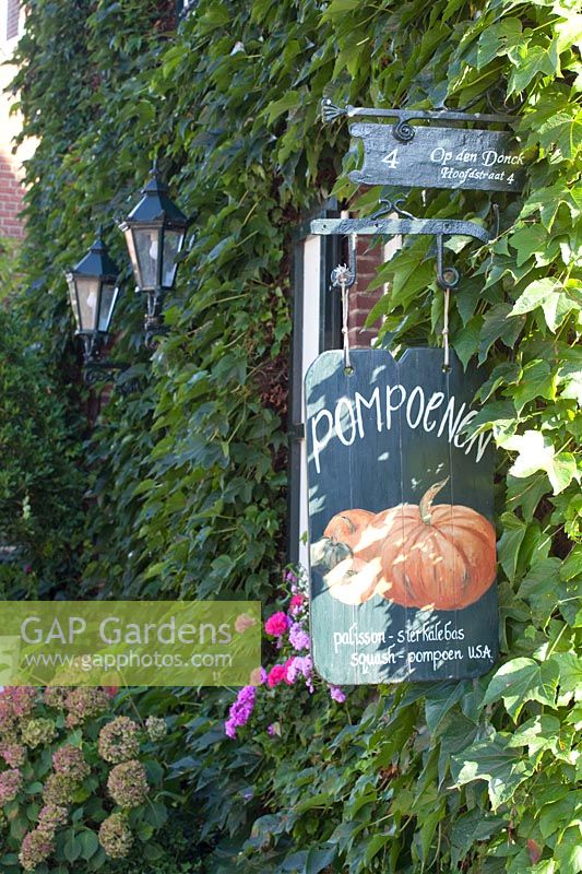 Sign with pumpkins 