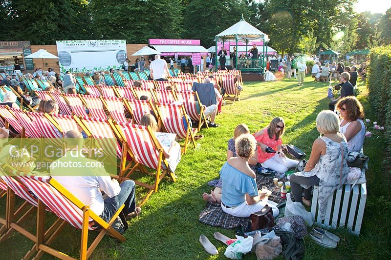 Picnic atmosphere at the Hampton Court Flower Show 
