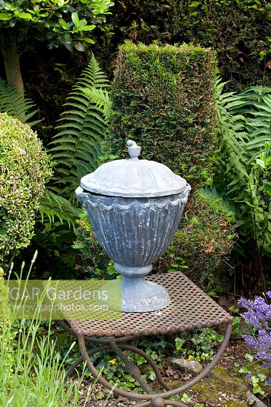 Decorative urn made of lead 