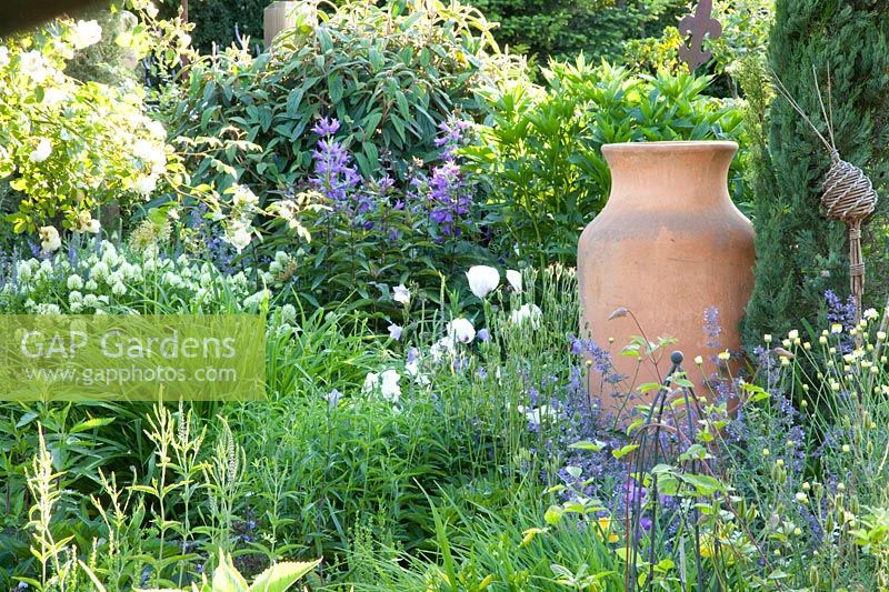 Perennial bed with amphora 