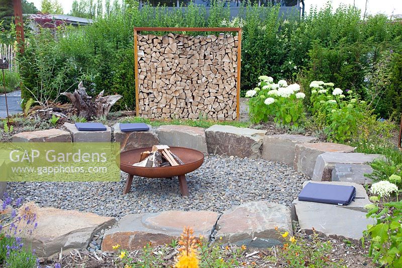 Modern sunken garden with seating stones 