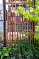 Wooden trellis - A Japanese Tranquil Retreat Garden, sponsored by Sekisui Exterior Co Ltd - Silver-Gilt Flora medal winner at RHS Chelsea Flower Show 2009 