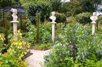 Potager with vegetables and busts on columns